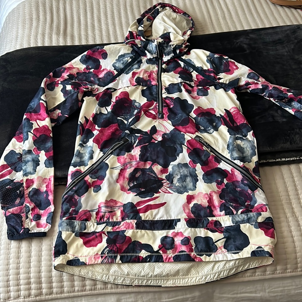 Lululemon floral Misty Pull over